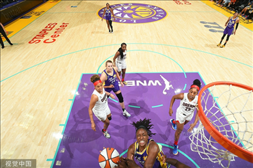 WNBA赛场现场直击：激烈角逐中的精彩瞬间