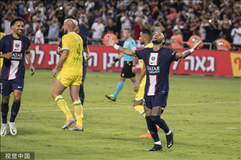 巴黎圣日耳曼持续关注国际米兰前锋的动态，引发球迷关注
