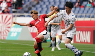 日职联赛第29轮最受关注的一场比赛：浦和红钻和横滨FC的对决，谁能占据上风？