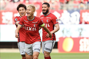 日职联第二十九轮焦点战：大阪樱花对阵湘南丽海，双方实力如何，胜负难料。