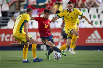 足球国际友谊赛10月15日：中国vs乌兹别克斯坦，双方实力对决谁能占据上风？