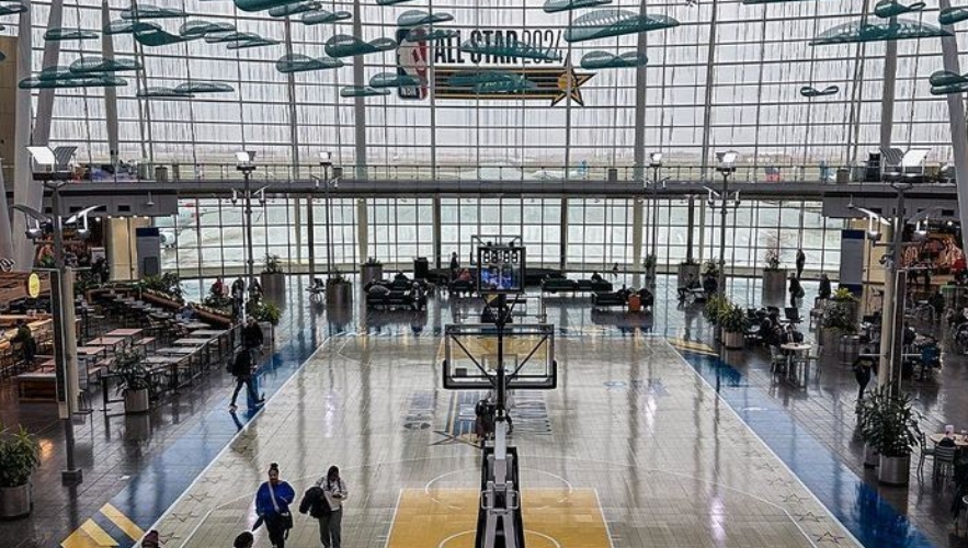 印第安纳波利斯在机场推广全明星周末篮球场