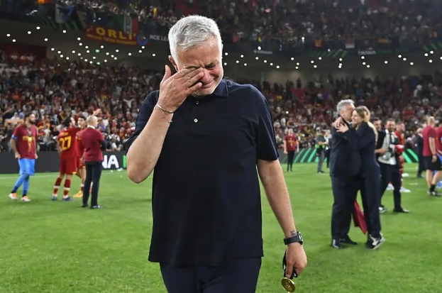穆里尼奥下课捂脸痛哭，比赛失败被罗马解雇，德罗西接任为罗马新主教练